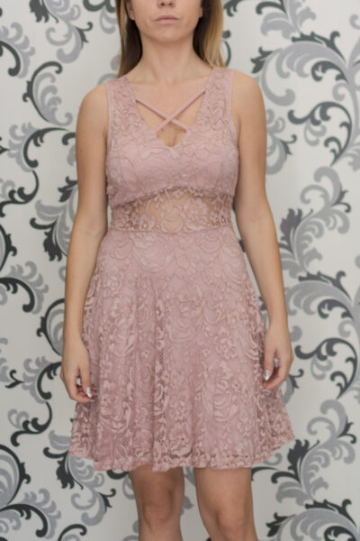 Розова дантелена рокля