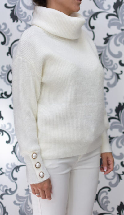 Вълнен бял пуловер